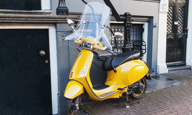 Scooters no longer welcome on the bike path in Amsterdam
