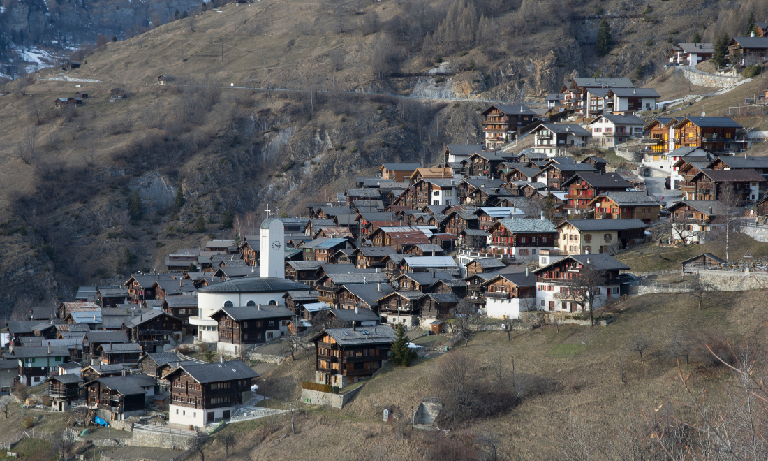 Is a Swiss town really offering expats thousands of francs to move there?