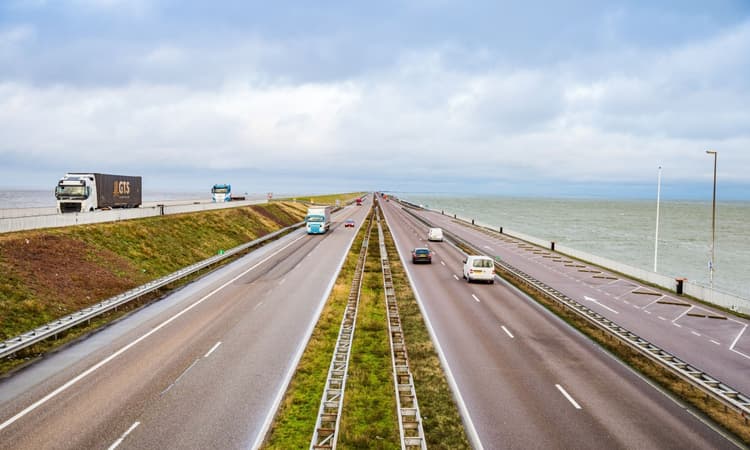 Speed limit upped to 130km/h on three stretches of Dutch motorway