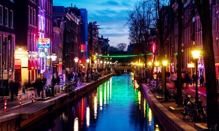 Tours of the Red Light District banned in Amsterdam from April