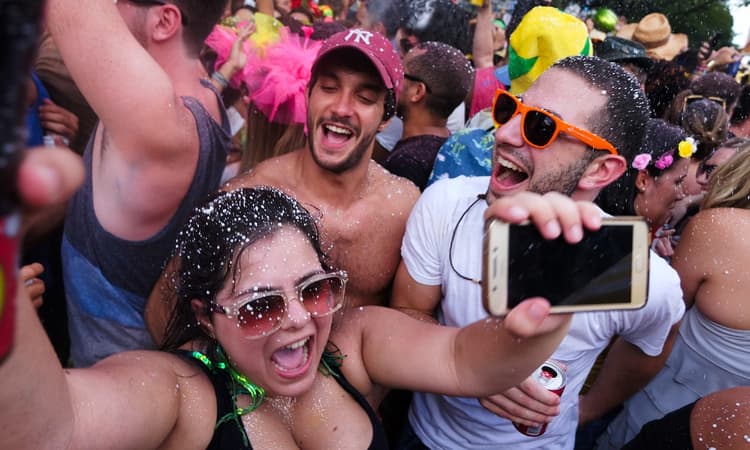 Dutch government extends ban on non-seated events until September