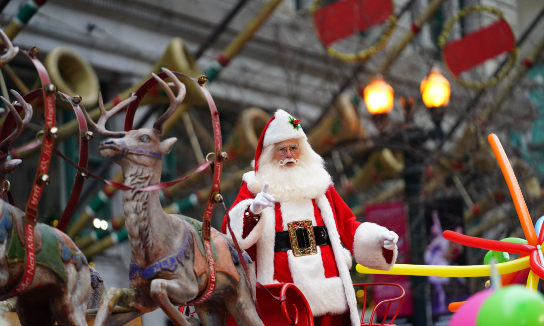Grumpy Santa forced to leave Brandenburg Christmas market after brawl