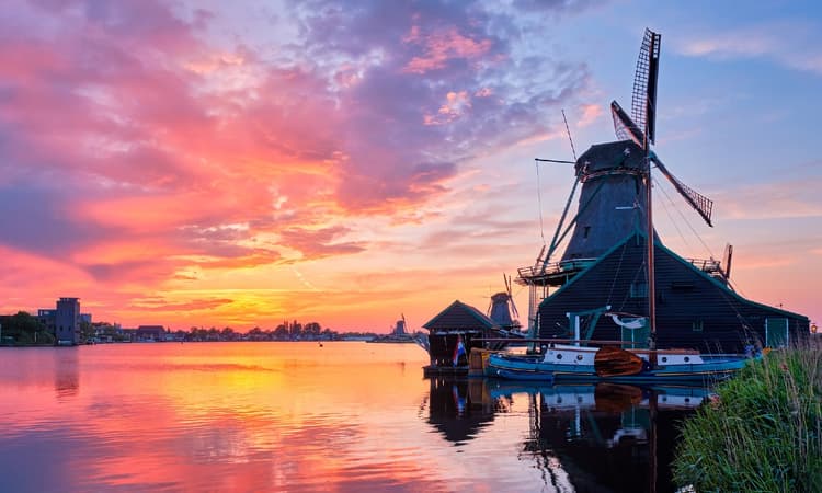 Unlocked: Expat-partner stories beyond clichés and thinking across cultures