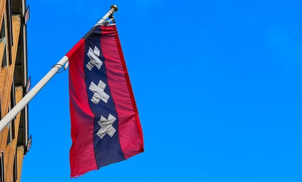 What is the meaning of the XXX on Amsterdam’s flag?