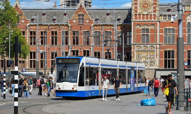 Free public transport for kids in Amsterdam from July to November
