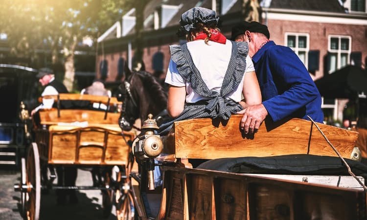 7 photos of Dutch people in traditional clothing