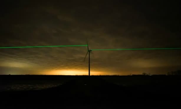 [UPDATE] Stunning laser light show on wind turbines by Dutch artist