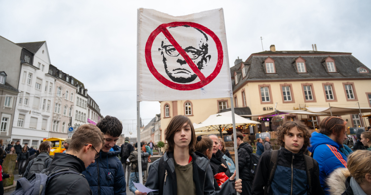 50.000 German school pupils protest new military service law