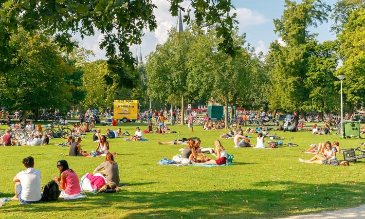 Mayor wants to introduce an alcohol ban for Amsterdam parks