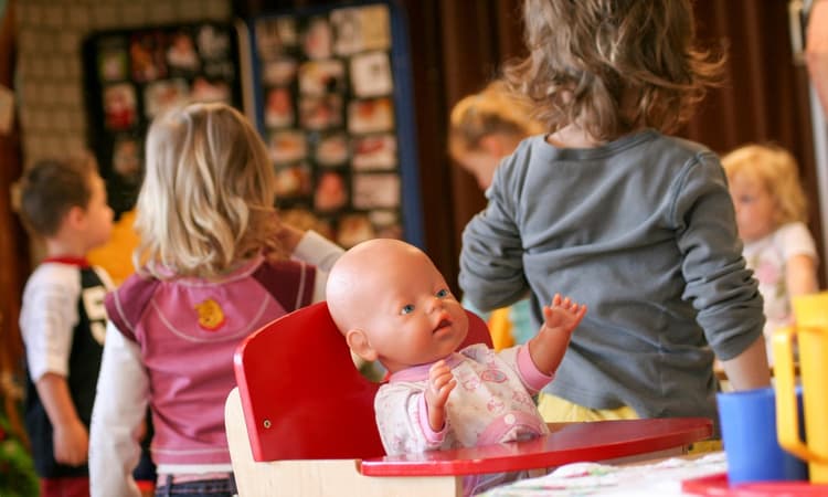Dutch government postpones plans for free childcare, scraps STAP budget