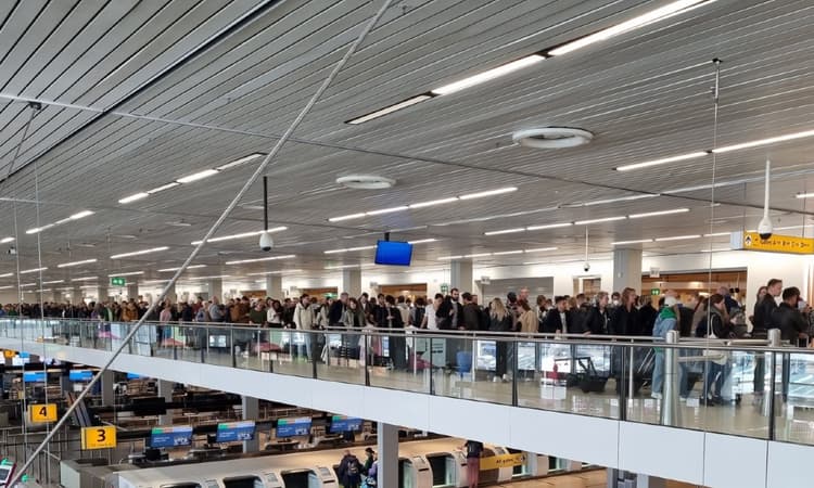 FNV warns travellers to expect more chaos at Schiphol Airport in 2023