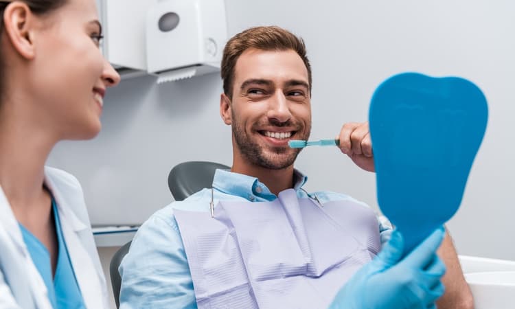 Lassus Tandartsen: Go to the dentist before or after work!