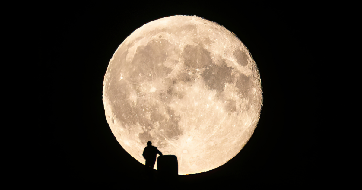 How to See the Harvest Moon & Saturn in the Netherlands 2026