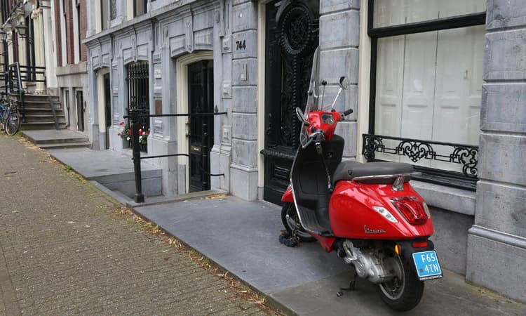 It’s started: Fines for scooters on Amsterdam cycle paths