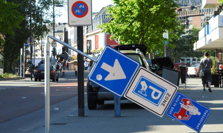 Which municipalities in the Netherlands have the most traffic signs?
