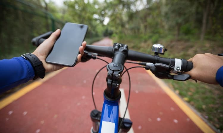 Dutch cycling while texting ban comes into effect on Monday