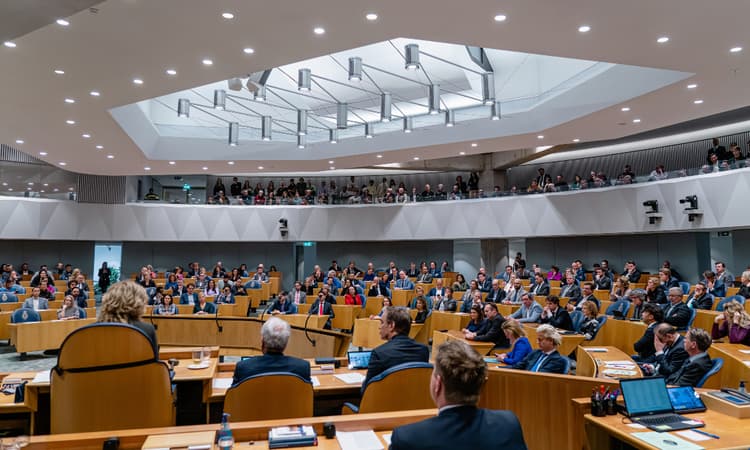 Confidence in Dutch Parliament at 10-year low, trust in fellow citizens rises