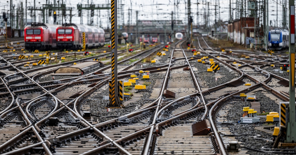 Deutsche Bahn testing technology for super-fast internet on railway lines