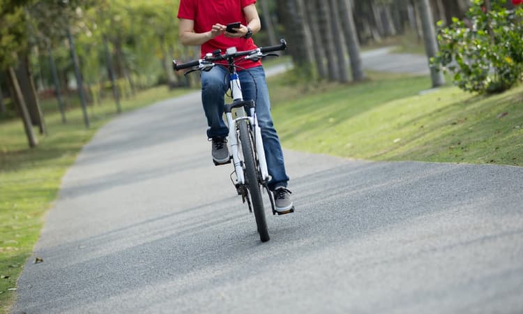 Texting whilst cycling: Over 21.000 fines issued in the Netherlands