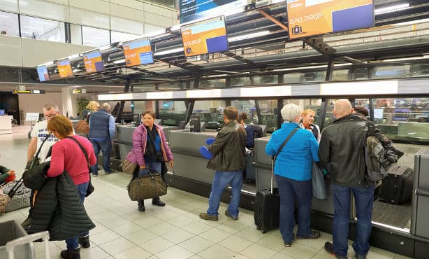 Schiphol launches separate queues for passengers without luggage 