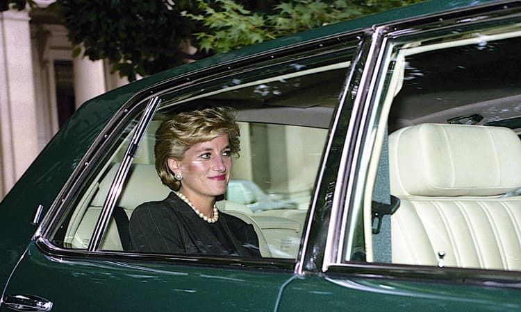 Clothes worn by Princess Diana to go on display in The Hague