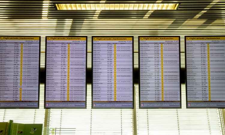 Over a hundred flights delayed or cancelled at Schiphol due to snow