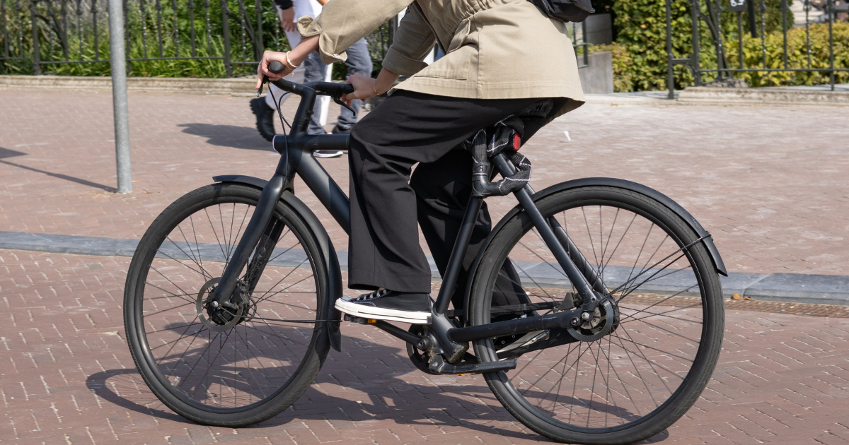 Dutch startup trials smart bike rack that charges and locks e-bikes