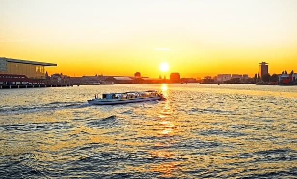 Walk across the IJ with a 360-degree view