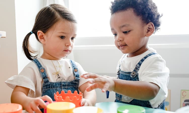 Dutch government further increases childcare benefit for working parents
