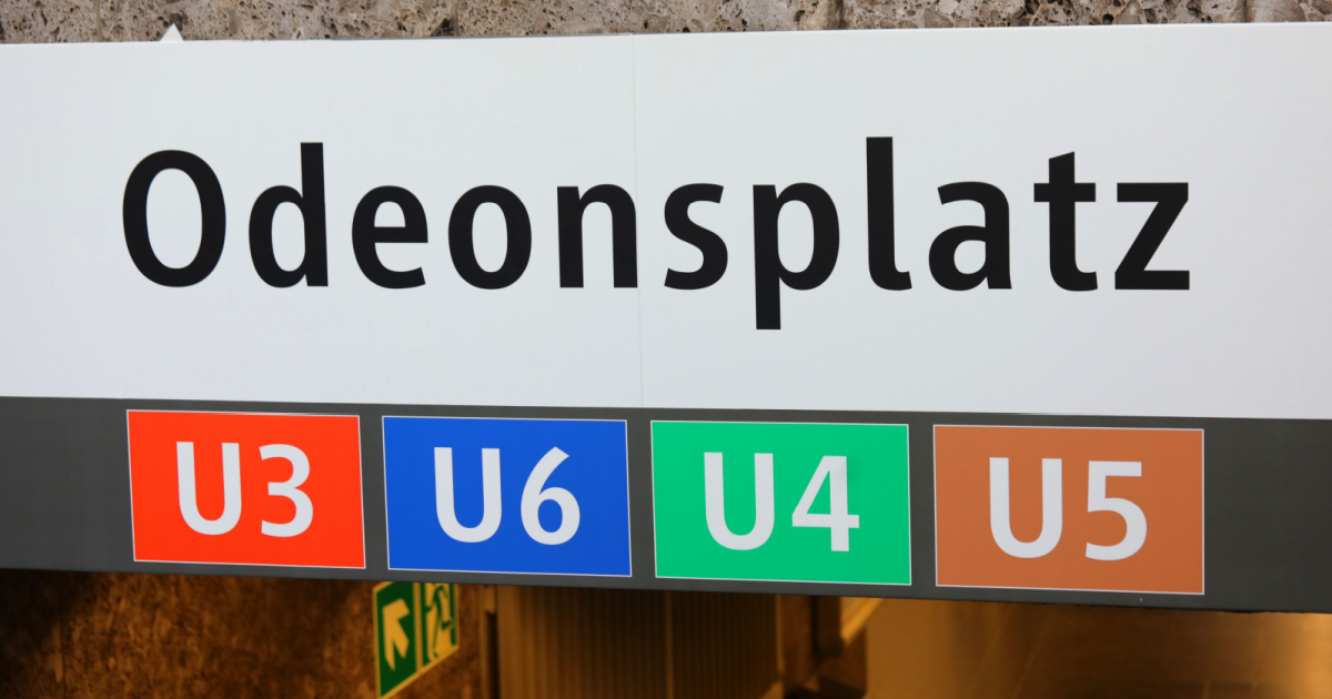 Far-right santas hand out “go home” flyers in Munich U-Bahn