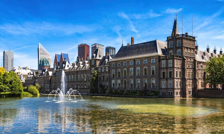 Dutch government to raise minimum wage and reform 30% ruling benefit