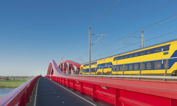 1 in 10 Dutch trains ran late in first quarter of 2015