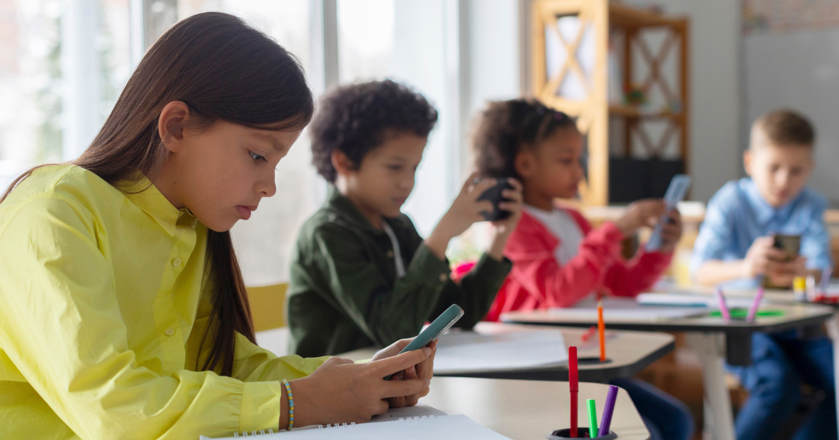 Dutch Cabinet Targets Full Day School Phone Ban From 2027