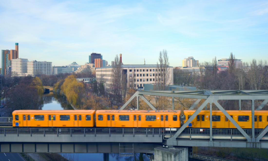 [Video] The train travelling through a house in Berlin