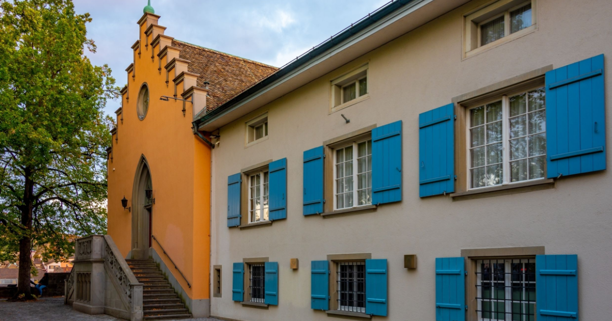 Historic building destroyed by fire in Zurich city centre