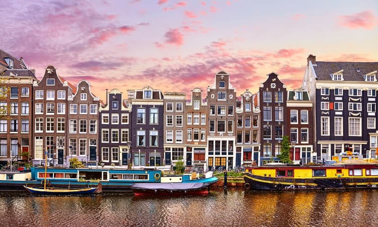 Airbnb use in Amsterdam decreases for the first time