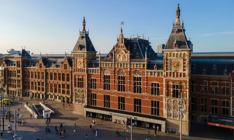 [Video] Amsterdam’s new underwater bike parking opens to the public