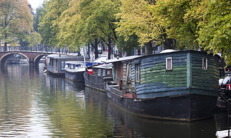 Oldest houseboat in Amsterdam removed from canal after 134 years 