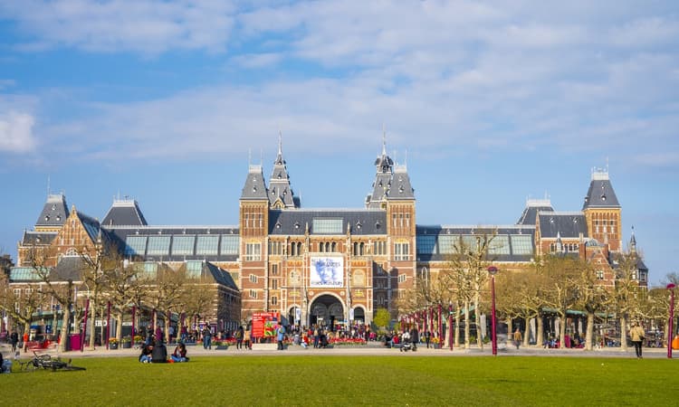 143 arrested following illegal anti-coronavirus protest in Amsterdam