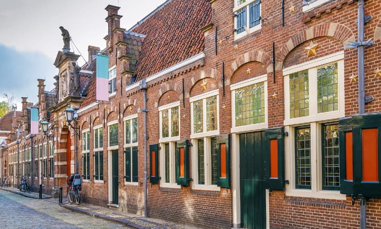 Expat Mortgages: Buying a house in a time of crisis