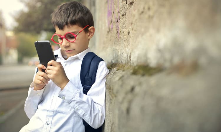 Dutch research: Smartphones to blame for near-sightedness in children 