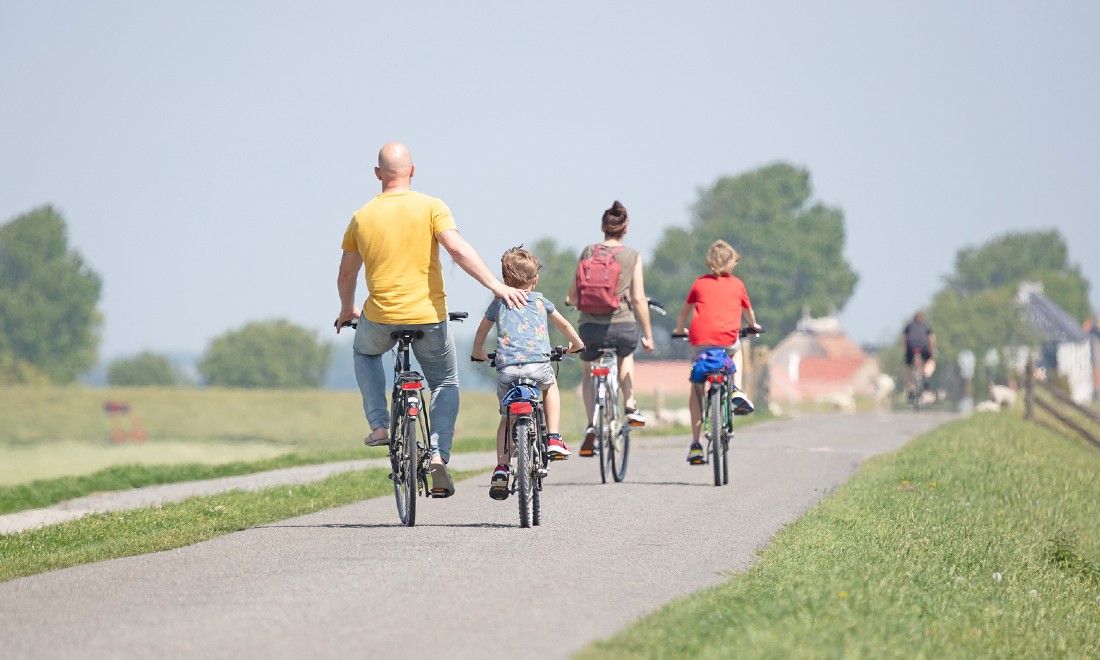 Family cycling cyke the Netherlands