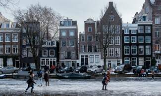 [Video] Dutch figure skating champion takes to frozen Amsterdam canals