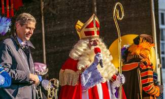 Hij komt, hij komt: Sinterklaas arrives in the Netherlands