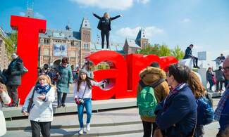 Amsterdam city council cuts Airbnb rental period in half
