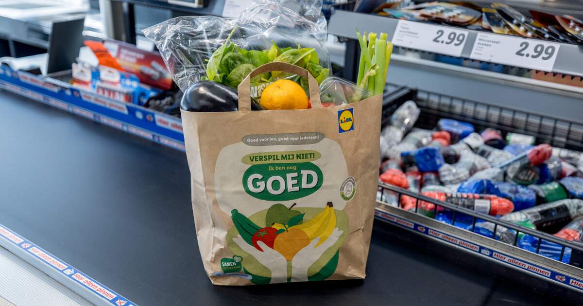 Nederlandse winkels dicht bij de verkoop van zakken beschadigde groenten en fruit met korting