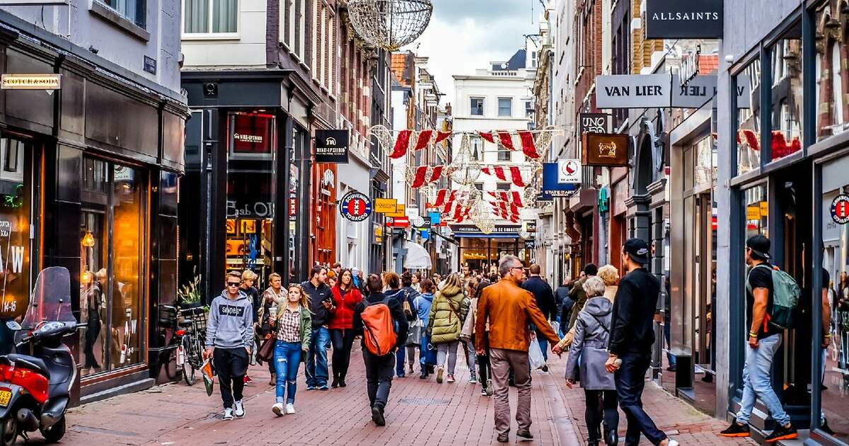 Tochi boom Middel foto Dutch cities overwhelmed by shoppers hunting for Black Friday deals